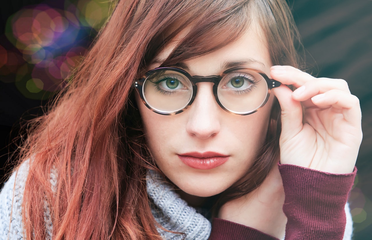 Okulary korekcyjne jako ozdoba kobiety
