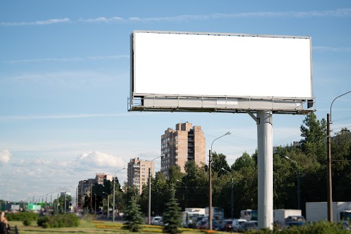 Tablice reklamowe jako skuteczna forma reklamy w Jarocinie