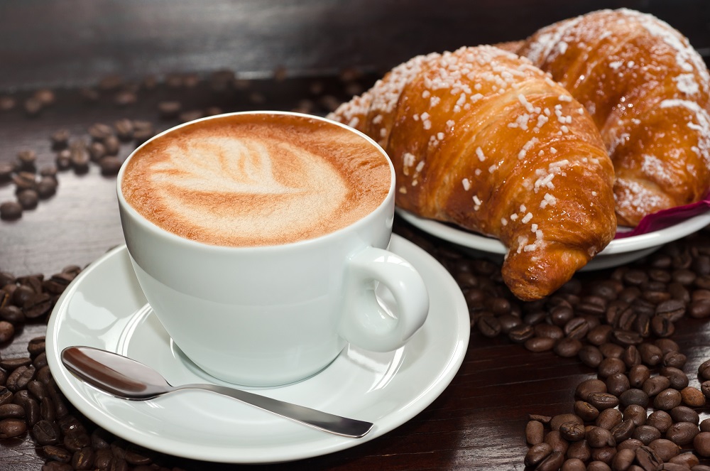 Rodzaje kaw serwowanych w kawiarni – sprawdź, jak je przygotować w domu!