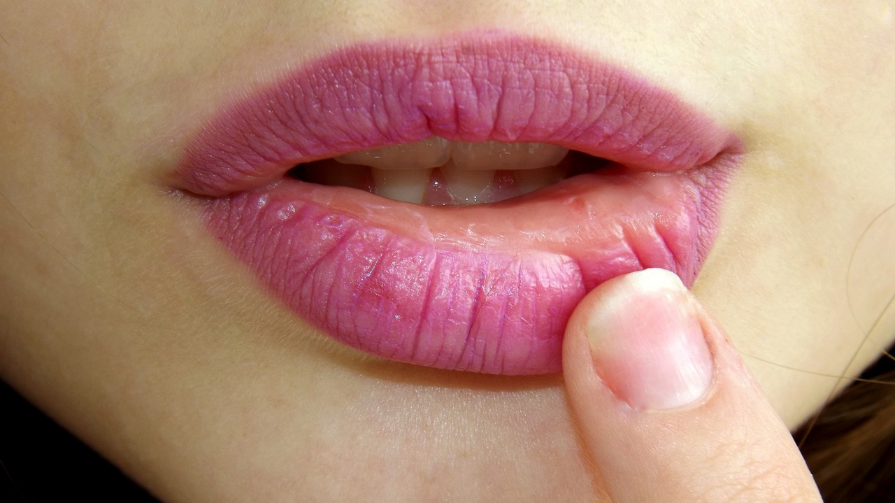 Zalety powiększania ust kwasem hialuronowym