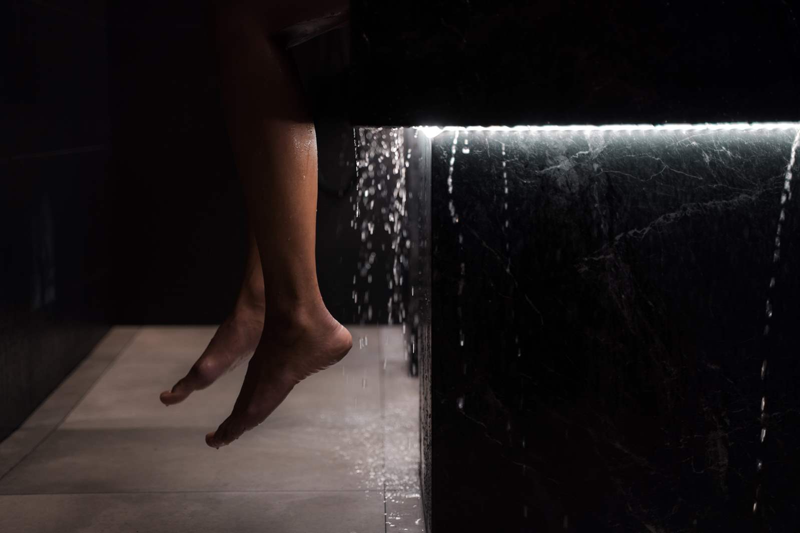 Głęboki brodzik w łazience – wygodny i praktyczny kompromis między wanną a prysznicem