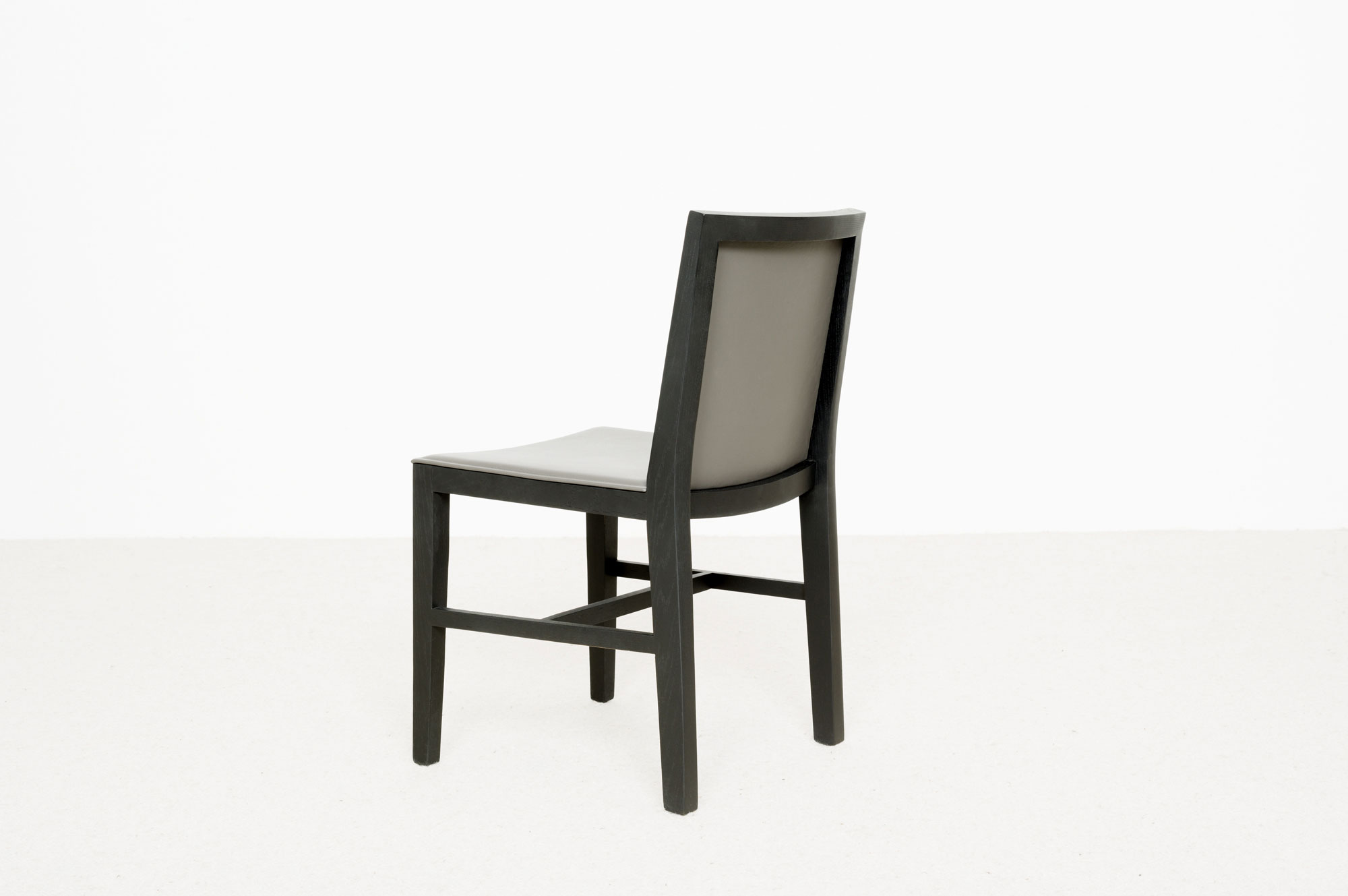 Klasyczne vs. nowoczesne krzesła z drewna w jadalni