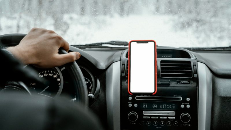 Uchwyt do trzymania telefonu na szybę, na kratkę i do kierownicy – który wybrać?