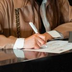 Usługi notariusza: rola i znaczenie w procesie sporządzania aktów notarialnych